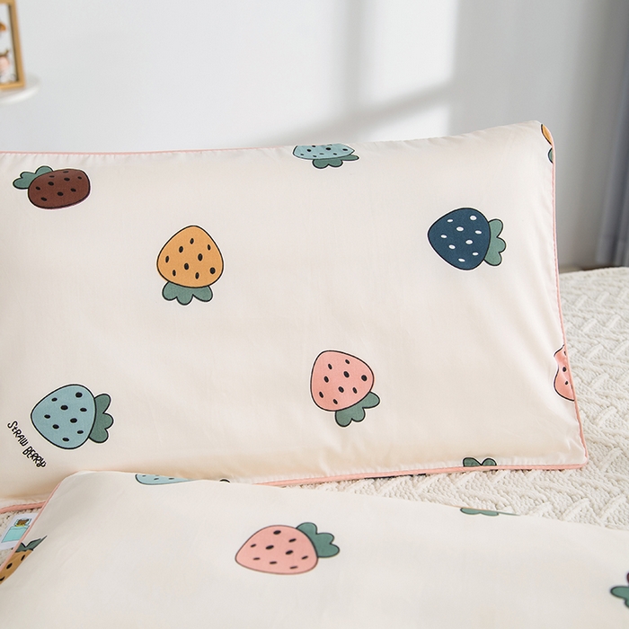 91家纺网 家纺一手货源 找家纺 2024新款A类60支印花儿童枕头套 草莓小町