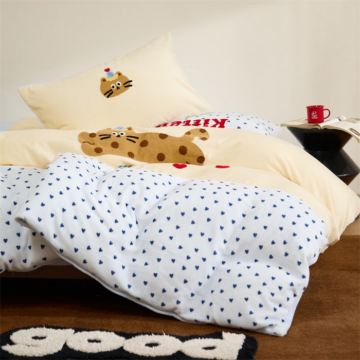 91家纺网 家纺一手货源 找家纺 呗旺鹿 2024新款高克重小清新拼接款毛巾绣牛奶绒四件套原创 小猫