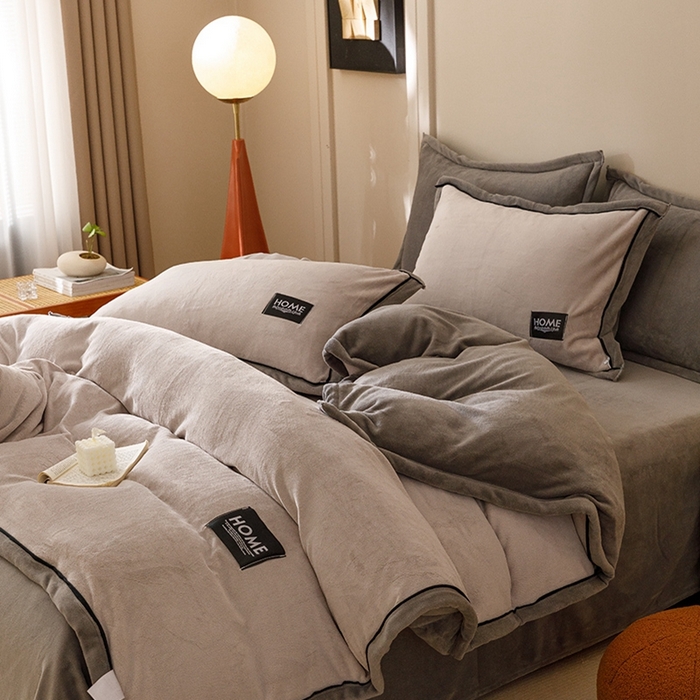 91家纺网 家纺一手货源 找家纺 蜜柚 2024新款纯色简约双拼高克重牛奶绒包边四件套 银灰+高级灰