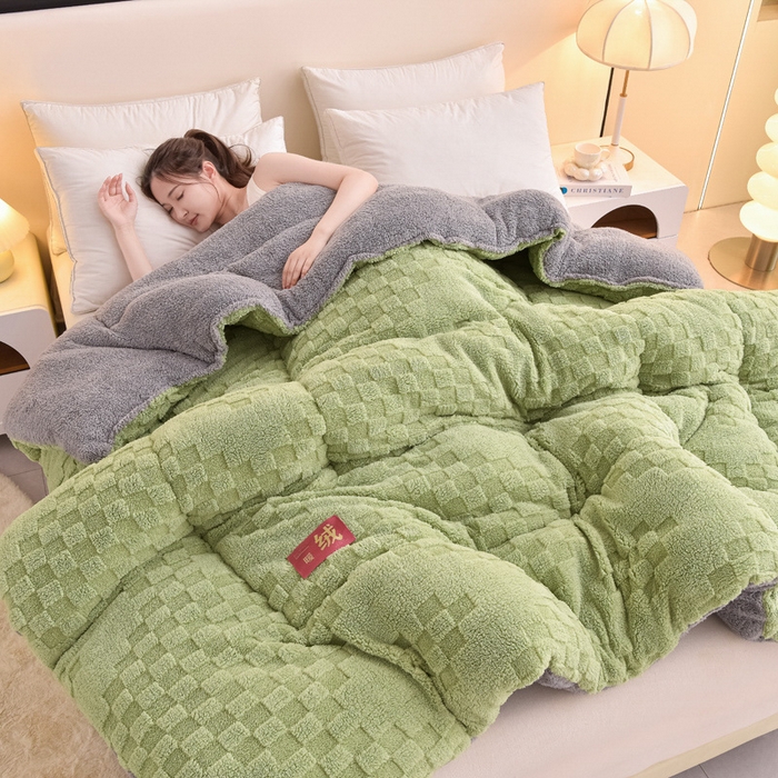 91家纺网 家纺一手货源 找家纺 2025全新塔芙绒冬被加厚牛奶绒羊羔绒被子被芯 暖绒绿