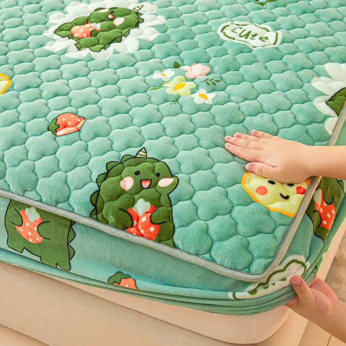 91家纺网 家纺一手货源 找家纺 卡伦家纺 2025新款A类牛奶绒大豆纤维抗菌夹棉床笠 呆萌恐龙