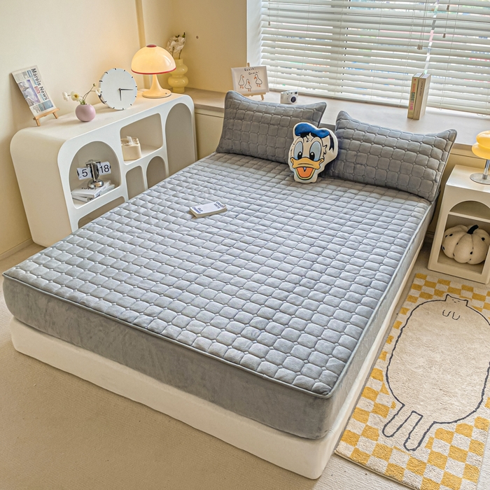 91家纺网 家纺一手货源 找家纺 卡伦家纺 2025新款A类牛奶绒大豆纤维抗菌夹棉床笠 高级灰