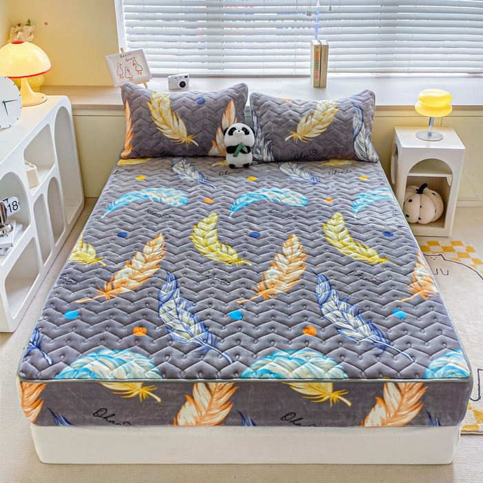 91家纺网 家纺一手货源 找家纺 卡伦家纺 2025新款A类牛奶绒大豆纤维抗菌夹棉床笠 轻羽飞扬