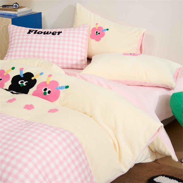 91家纺网 家纺一手货源 找家纺 呗旺鹿 2024新款高克重小清新拼接款毛巾绣牛奶绒四件套原创 花花