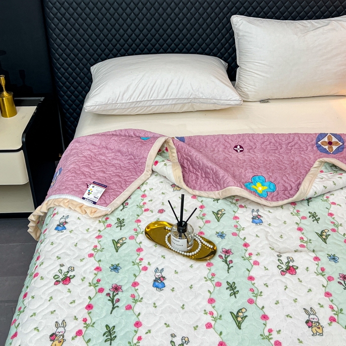 91家纺网 家纺一手货源 找家纺 有品 2025年牛奶绒花边5D跑量款夹棉床盖 花西子