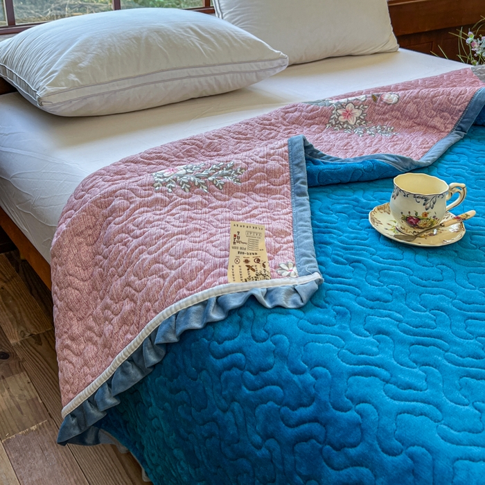 91家纺网 家纺一手货源 找家纺 有品 2025年牛奶绒花边5D跑量款夹棉床盖 富贵花开