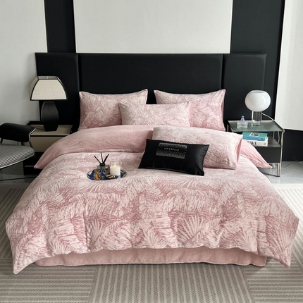 HL原创 2024新款轻奢风雕花牛奶绒四件套 秘境-粉