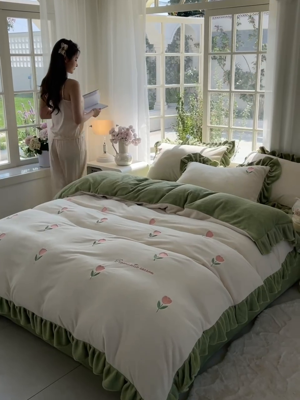 91家纺网 家纺一手货源 找家纺 笙意家纺 2025新款牛奶绒花边郁金香花卉樱桃刺绣四件套 郁金香-奶昔白+月牙绿