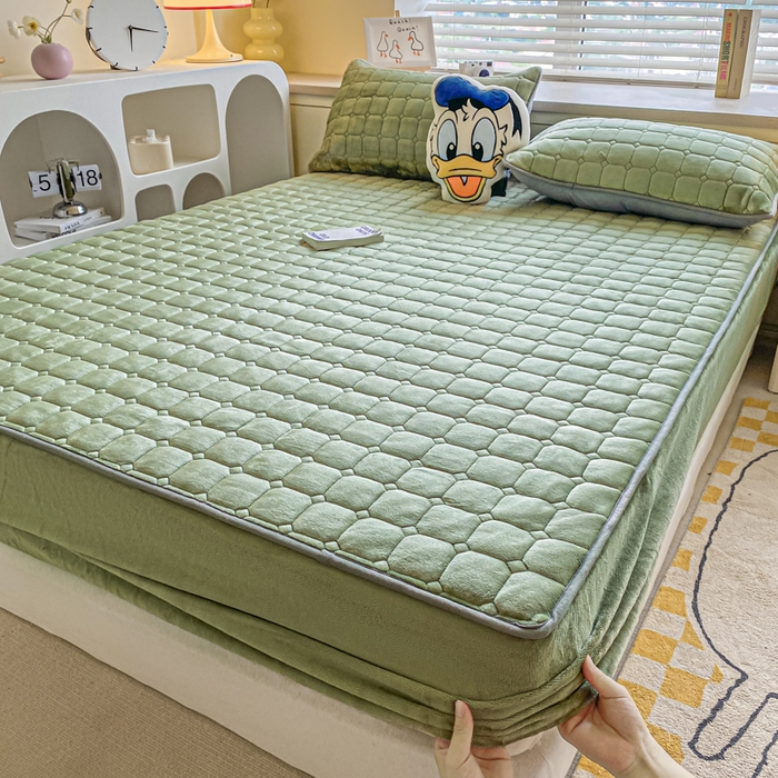 91家纺网 家纺一手货源 找家纺 卡伦家纺 2025新款A类牛奶绒大豆纤维抗菌夹棉床笠 抹茶绿