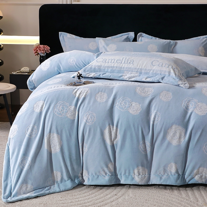 91家纺网 家纺一手货源 找家纺 席之家 2024新款A类平雕印花全消光260克雅丝绒四件套香奈茶花蓝