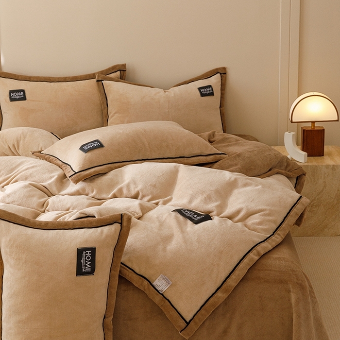 91家纺网 家纺一手货源 找家纺 蜜柚 2024新款纯色简约双拼高克重牛奶绒包边四件套 奶茶+可可咖