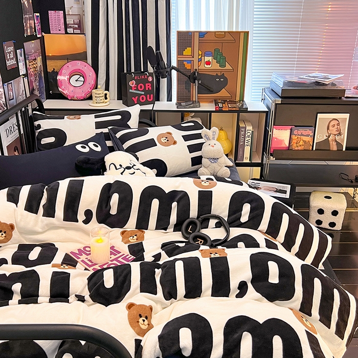 91家纺网 家纺一手货源 找家纺 HL原创 2024新款黑色场景印花牛奶绒四件套 巧克力豆