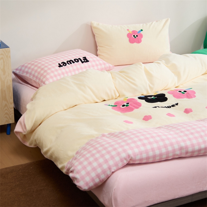 91家纺网 家纺一手货源 找家纺 呗旺鹿 2024新款高克重小清新拼接款毛巾绣牛奶绒四件套原创 花花