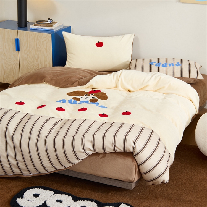 91家纺网 家纺一手货源 找家纺 呗旺鹿 2024新款高克重小清新拼接款毛巾绣牛奶绒四件套原创 苹果小狗