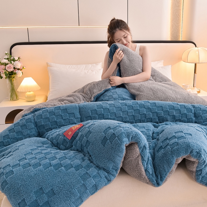 91家纺网 家纺一手货源 找家纺 2025全新塔芙绒冬被加厚牛奶绒羊羔绒被子被芯 暖绒蓝