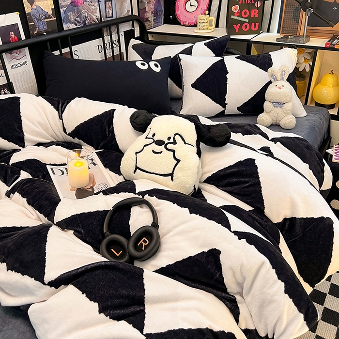 91家纺网 家纺一手货源 找家纺 HL原创 2024新款黑色场景印花牛奶绒四件套 三角空间