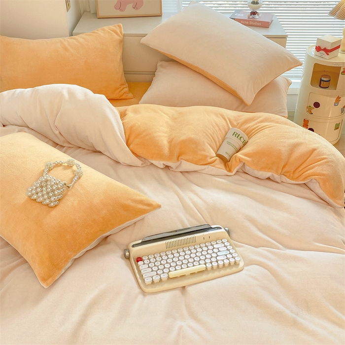 91家纺网 家纺一手货源 找家纺 857家居 2024新款A类牛奶绒纯色双拼四件套 奶昔黄