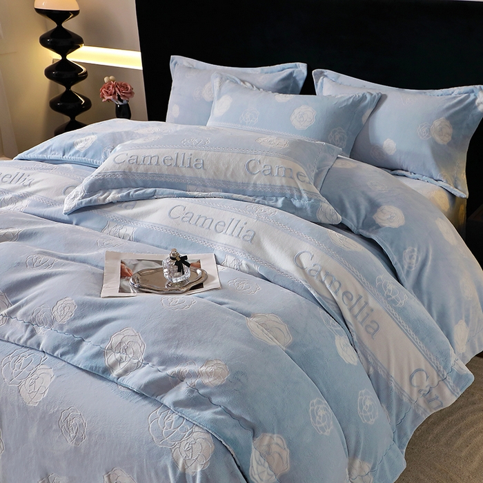 91家纺网 家纺一手货源 找家纺 席之家 2024新款A类平雕印花全消光260克雅丝绒四件套香奈茶花蓝