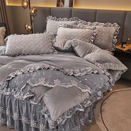 91家纺网 家纺一手货源 找家纺 瑞宝 2025新款欧式加厚宝宝绒蕾丝刺绣床裙四件套-盛世岚黛 盛世岚黛-素银灰