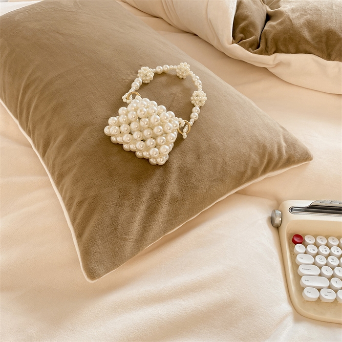 91家纺网 家纺一手货源 找家纺 857家居 2024新款A类牛奶绒纯色双拼四件套 巧克力奶昔