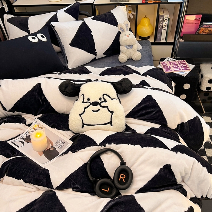 91家纺网 家纺一手货源 找家纺 HL原创 2024新款黑色场景印花牛奶绒四件套 三角空间