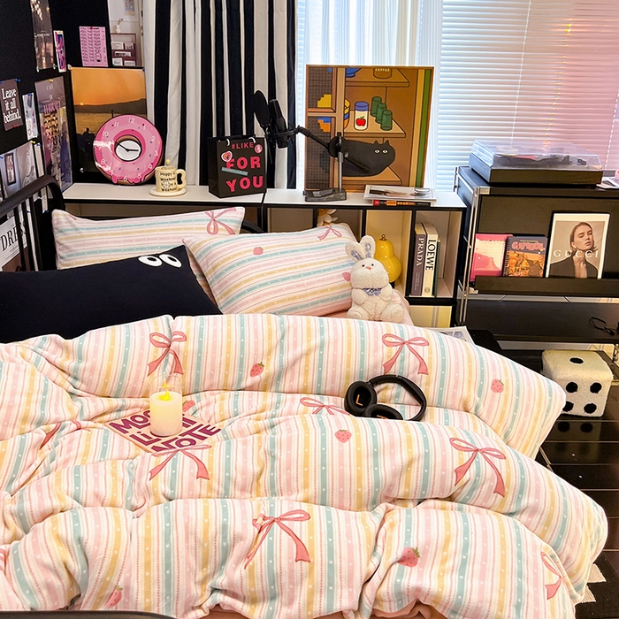 91家纺网 家纺一手货源 找家纺 HL原创 2024新款黑色场景印花牛奶绒四件套 彩虹糖