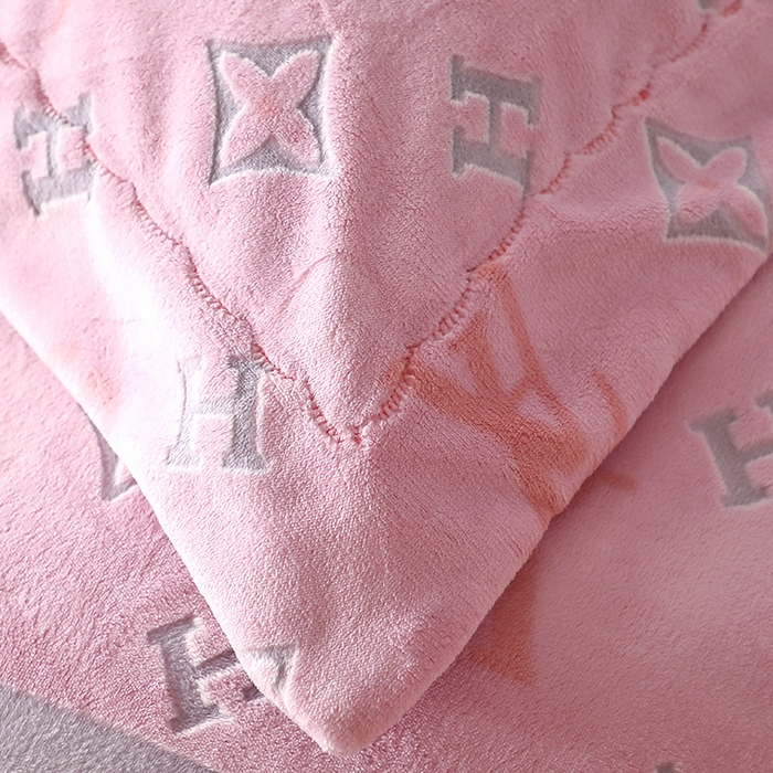 91家纺网 家纺一手货源 找家纺 席之家 2024新款A类平雕印花全消光260克雅丝绒四件套 胭脂粉