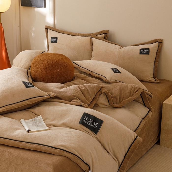 91家纺网 家纺一手货源 找家纺 蜜柚 2024新款纯色简约双拼高克重牛奶绒包边四件套 奶茶+可可咖