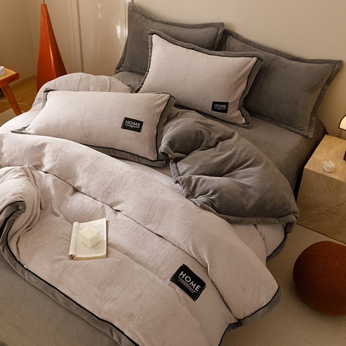 91家纺网 家纺一手货源 找家纺 蜜柚 2024新款纯色简约双拼高克重牛奶绒包边四件套 银灰+高级灰