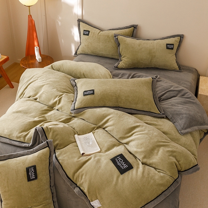 91家纺网 家纺一手货源 找家纺 蜜柚 2024新款纯色简约双拼高克重牛奶绒包边四件套 莫迪绿+高级灰