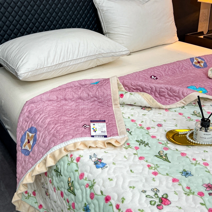 91家纺网 家纺一手货源 找家纺 有品 2025年牛奶绒花边5D跑量款夹棉床盖 花西子