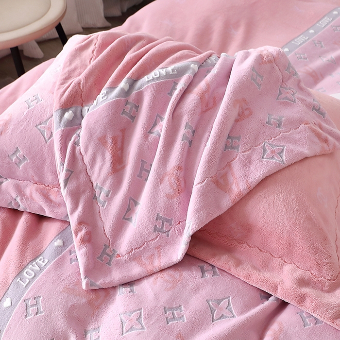 91家纺网 家纺一手货源 找家纺 席之家 2024新款A类平雕印花全消光260克雅丝绒四件套 胭脂粉