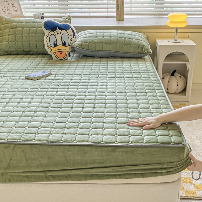 91家纺网 家纺一手货源 找家纺 卡伦家纺 2025新款A类牛奶绒大豆纤维抗菌夹棉床笠 抹茶绿