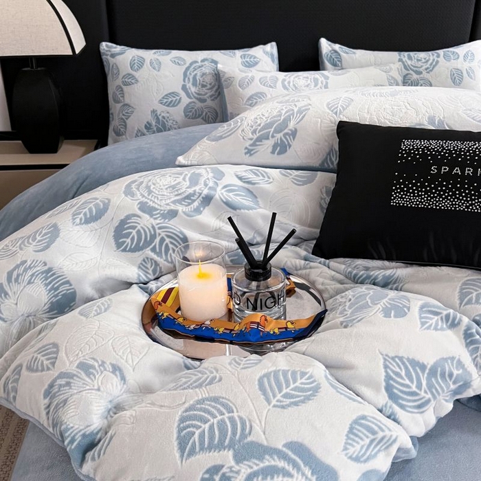 91家纺网 家纺一手货源 找家纺 HL原创 2024新款轻奢风雕花牛奶绒四件套 玫瑰庄园-蓝