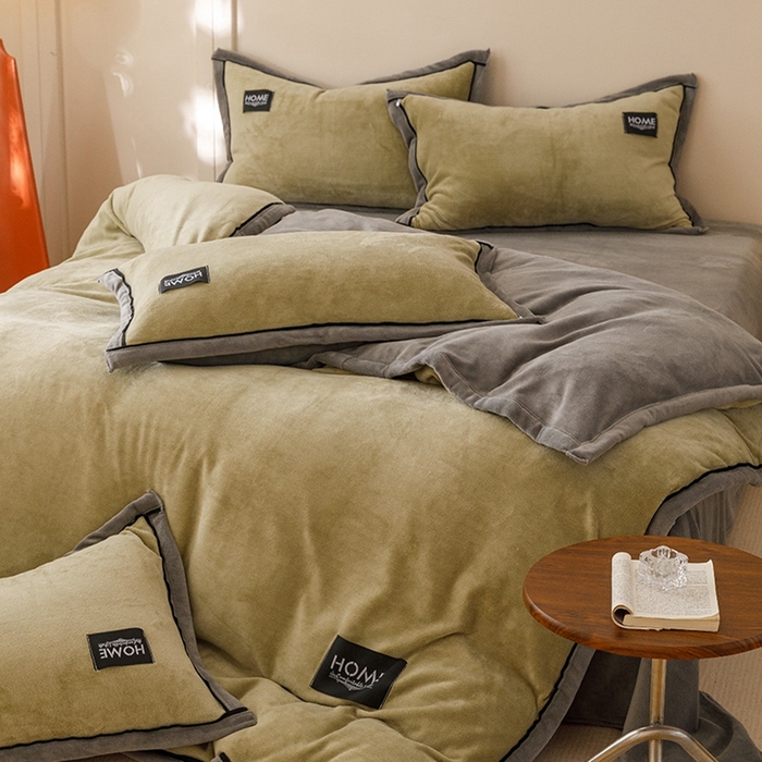 91家纺网 家纺一手货源 找家纺 蜜柚 2024新款纯色简约双拼高克重牛奶绒包边四件套 莫迪绿+高级灰