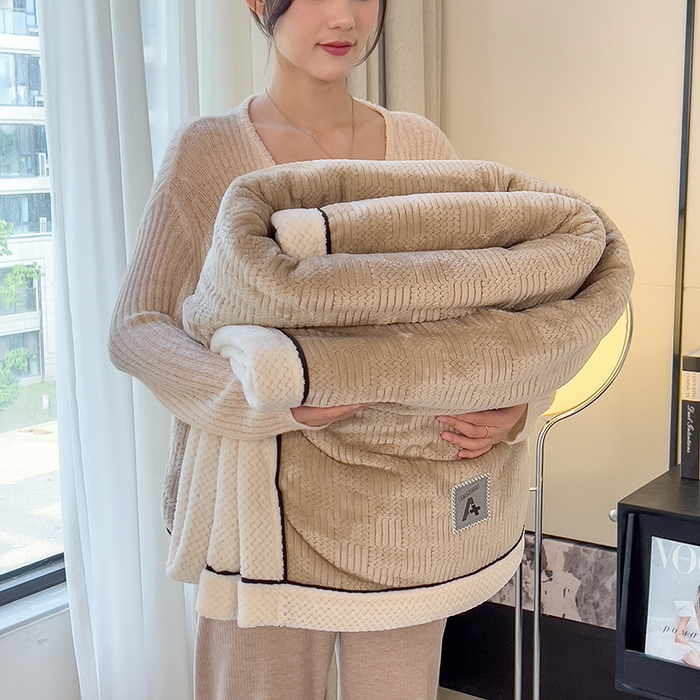 91家纺网 家纺一手货源 找家纺 欧邦 新款简约针织绒毯牛奶绒包边单层毛毯 风铃咖（白边）