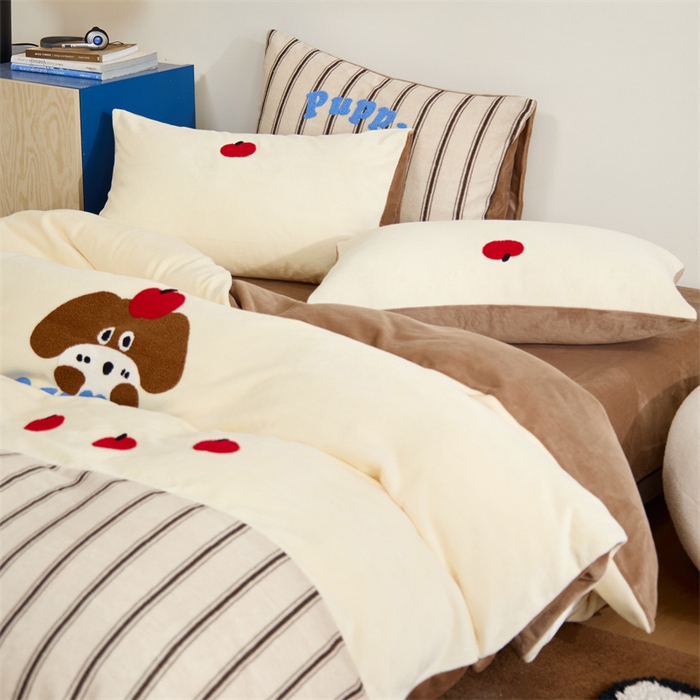 91家纺网 家纺一手货源 找家纺 呗旺鹿 2024新款高克重小清新拼接款毛巾绣牛奶绒四件套原创 苹果小狗