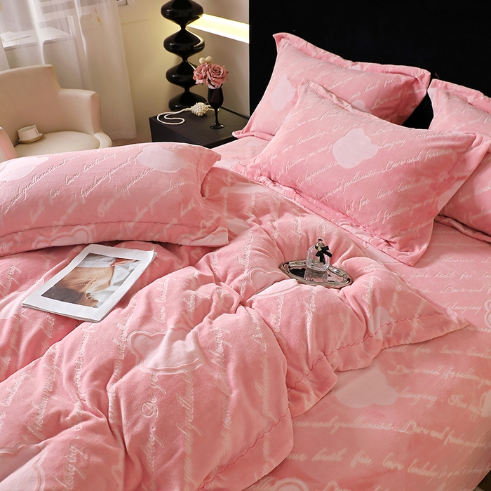 91家纺网 家纺一手货源 找家纺 席之家 2024新款A类平雕印花全消光260克雅丝绒四件套米奇粉