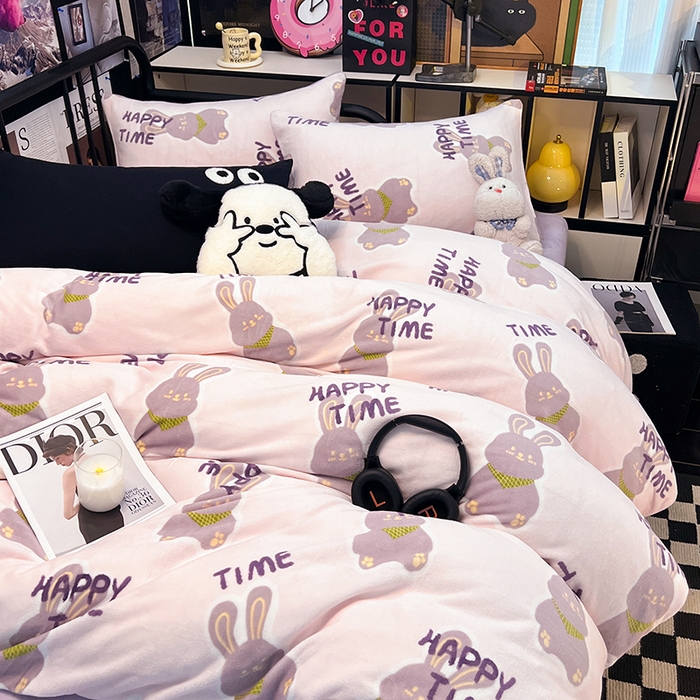 91家纺网 家纺一手货源 找家纺 HL原创 2024新款黑色场景印花牛奶绒四件套 紫韵兔兔