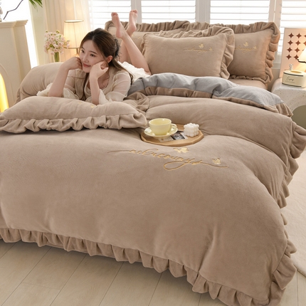 91家纺网 家纺一手货源 找家纺 （总）湘雪 2025新款高克重纯色刺绣绣花双层花边款牛奶绒羽蝶款