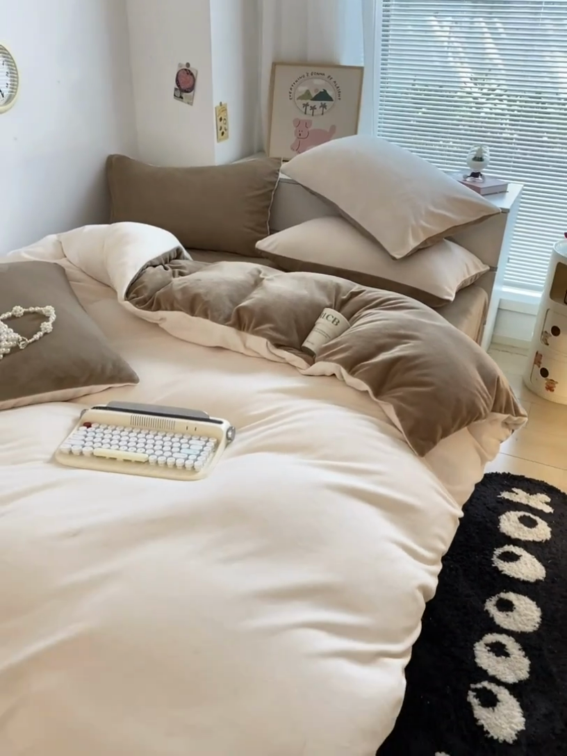 91家纺网 家纺一手货源 找家纺 857家居 2024新款A类牛奶绒纯色双拼四件套 巧克力奶昔