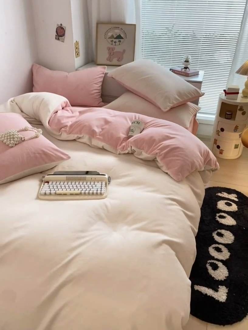 91家纺网 家纺一手货源 找家纺 857家居 2024新款A类牛奶绒纯色双拼四件套 奶昔粉