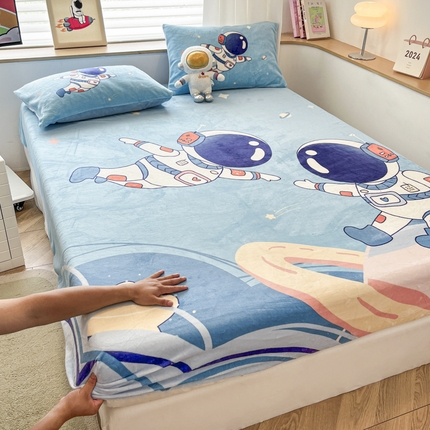 91家纺网 家纺一手货源 找家纺 孩子王 2024新款太空人卡通床笠单件床罩冬季加厚牛奶绒床垫保护罩全包床单套 遨游太空