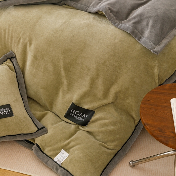 91家纺网 家纺一手货源 找家纺 蜜柚 2024新款纯色简约双拼高克重牛奶绒包边四件套 莫迪绿+高级灰