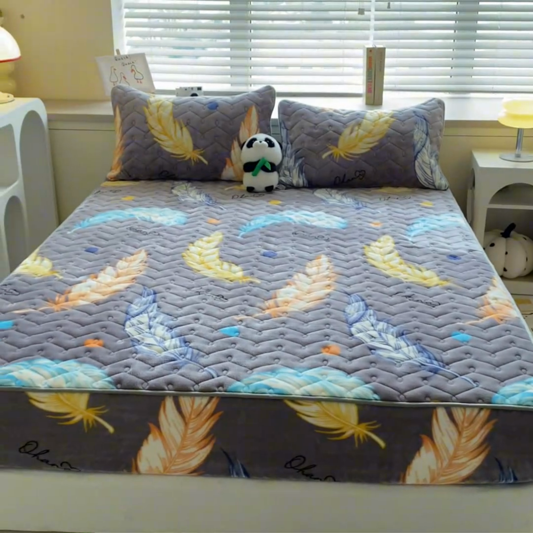 91家纺网 家纺一手货源 找家纺 卡伦家纺 2025新款A类牛奶绒大豆纤维抗菌夹棉床笠 轻羽飞扬