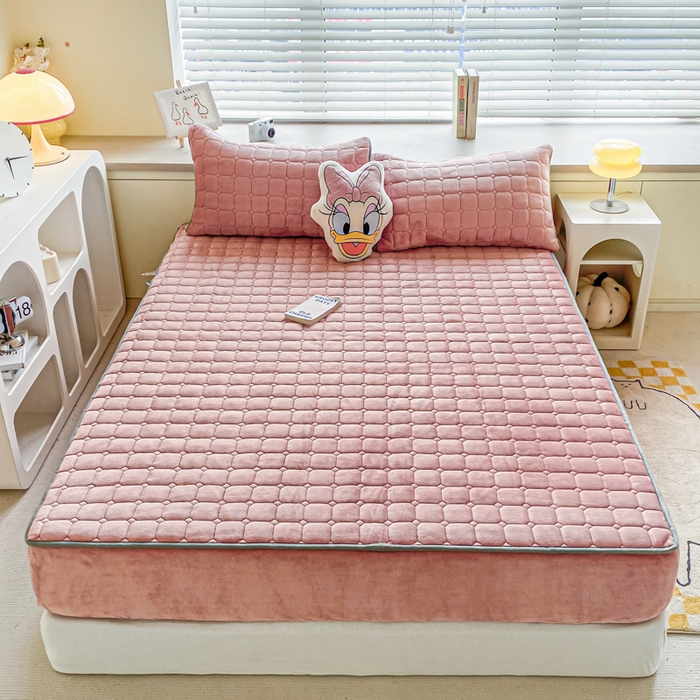 91家纺网 家纺一手货源 找家纺 卡伦家纺 2025新款A类牛奶绒大豆纤维抗菌夹棉床笠 红豆沙