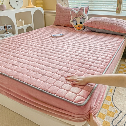 91家纺网 家纺一手货源 找家纺 卡伦家纺 2025新款A类牛奶绒大豆纤维抗菌夹棉床笠 红豆沙