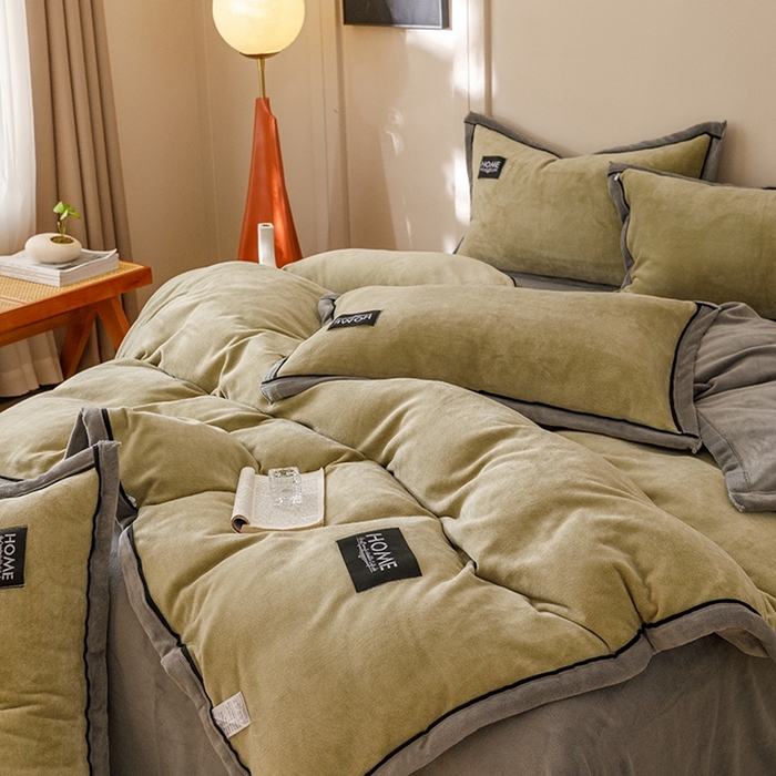 91家纺网 家纺一手货源 找家纺 蜜柚 2024新款纯色简约双拼高克重牛奶绒包边四件套 莫迪绿+高级灰