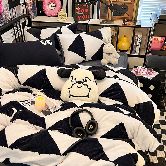 91家纺网 家纺一手货源 找家纺 HL原创 2024新款黑色场景印花牛奶绒四件套 三角空间