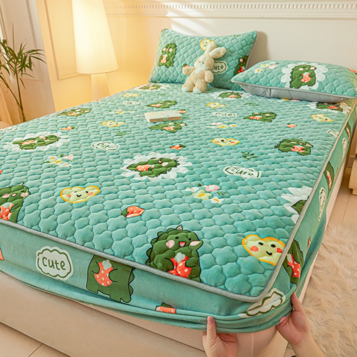 91家纺网 家纺一手货源 找家纺 卡伦家纺 2025新款A类牛奶绒大豆纤维抗菌夹棉床笠 呆萌恐龙